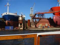 Großes Dock mit Schiff